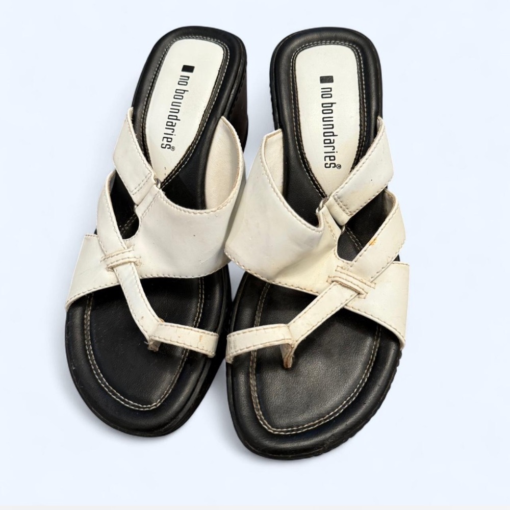 No Boundaries Women's Black and Cream Sandals